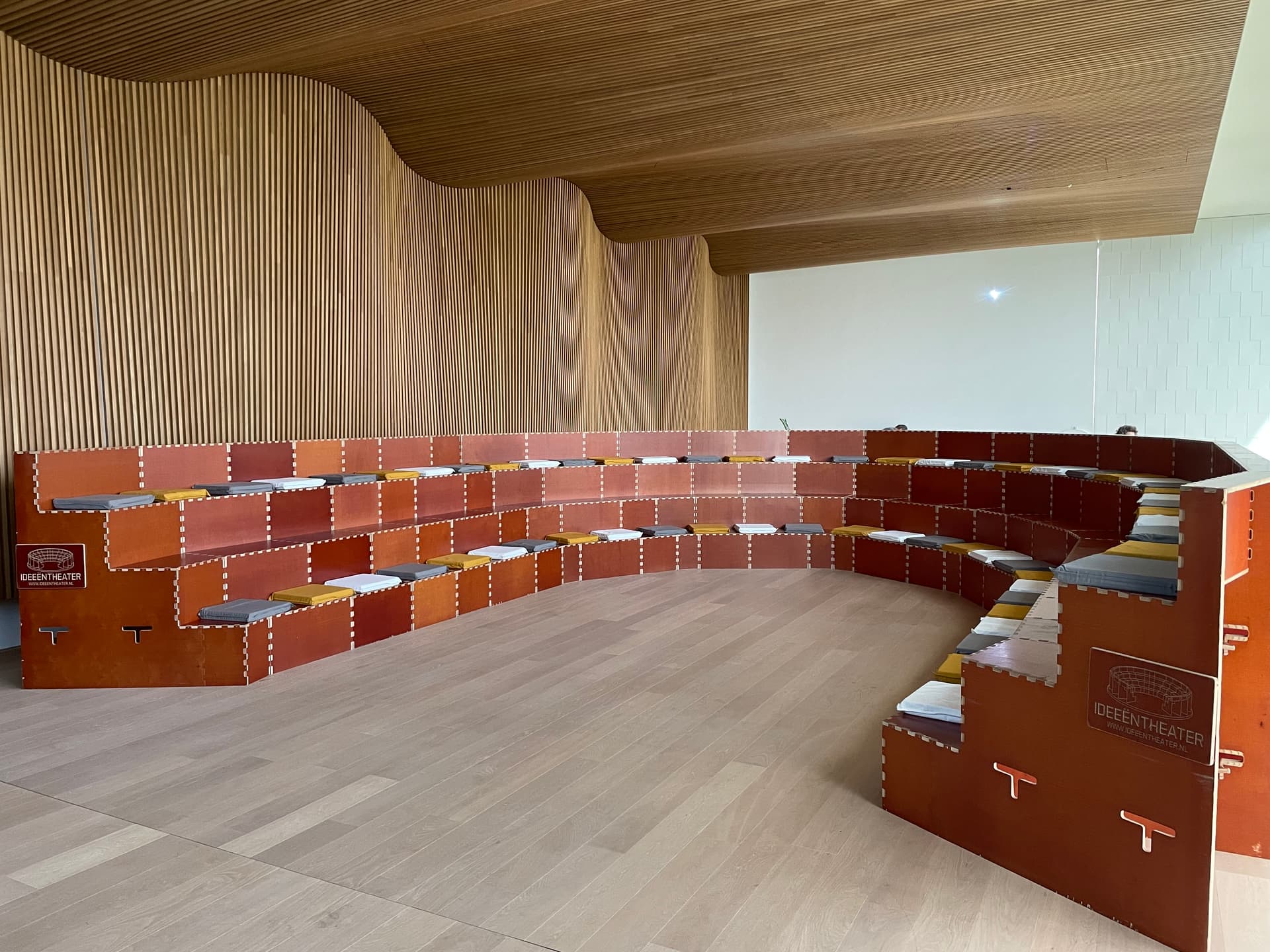 Houten Tribune foto 3