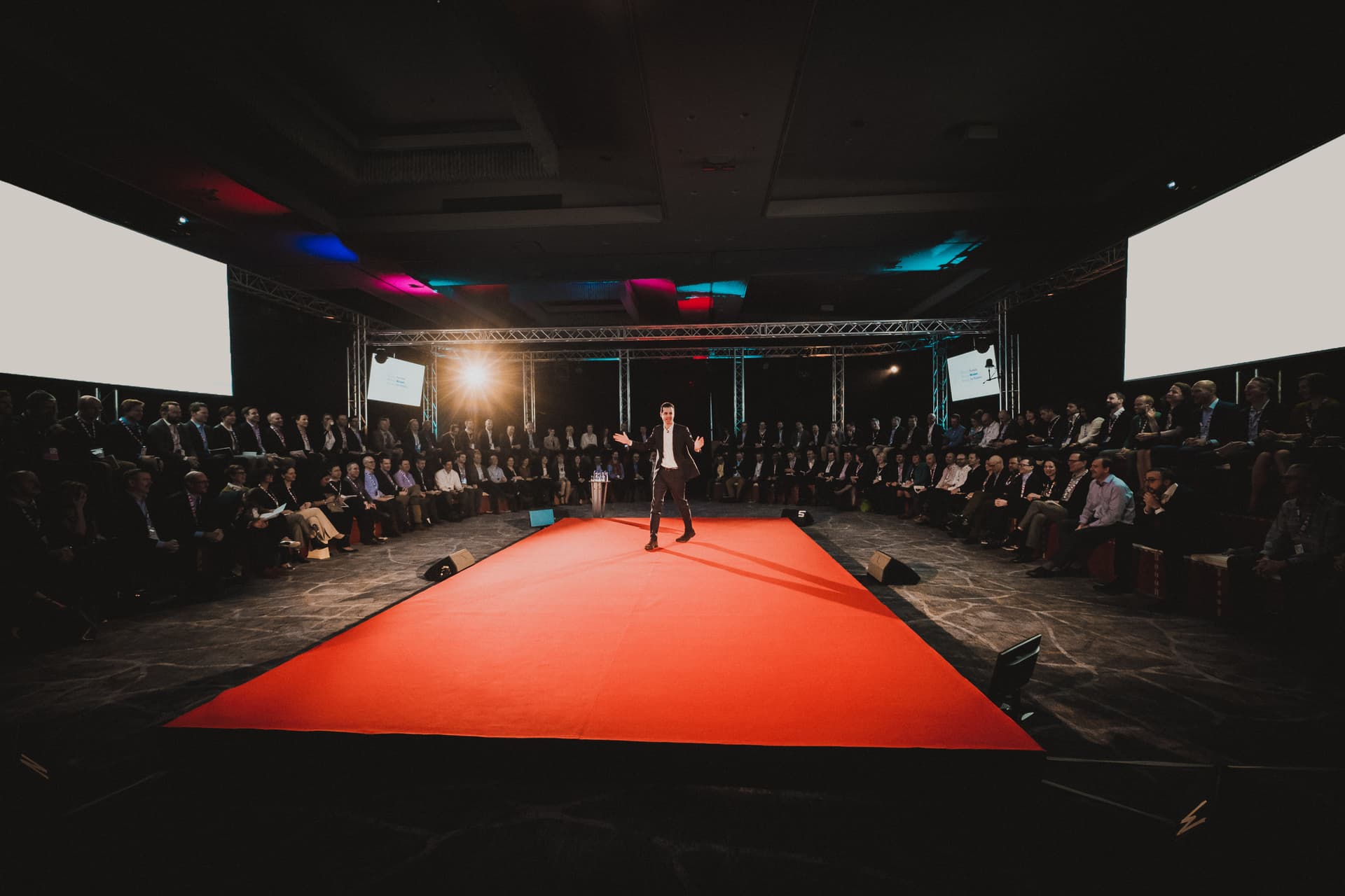 Tribune met catwalk foto 2